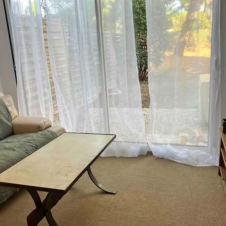2 Chambres, Grand Jardin Et Parking Apartment