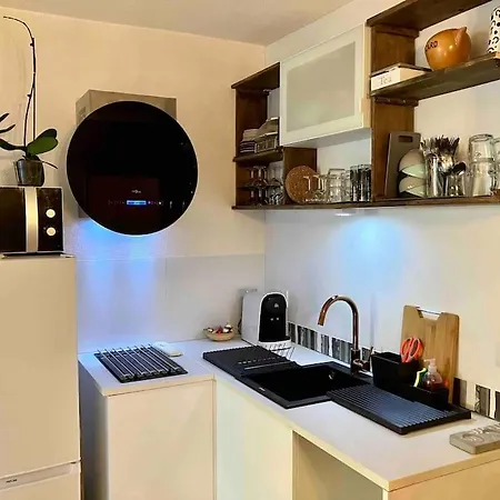 2 Chambres, Grand Jardin Et Parking *