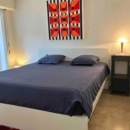 2 Chambres, Grand Jardin Et Parking Apartment